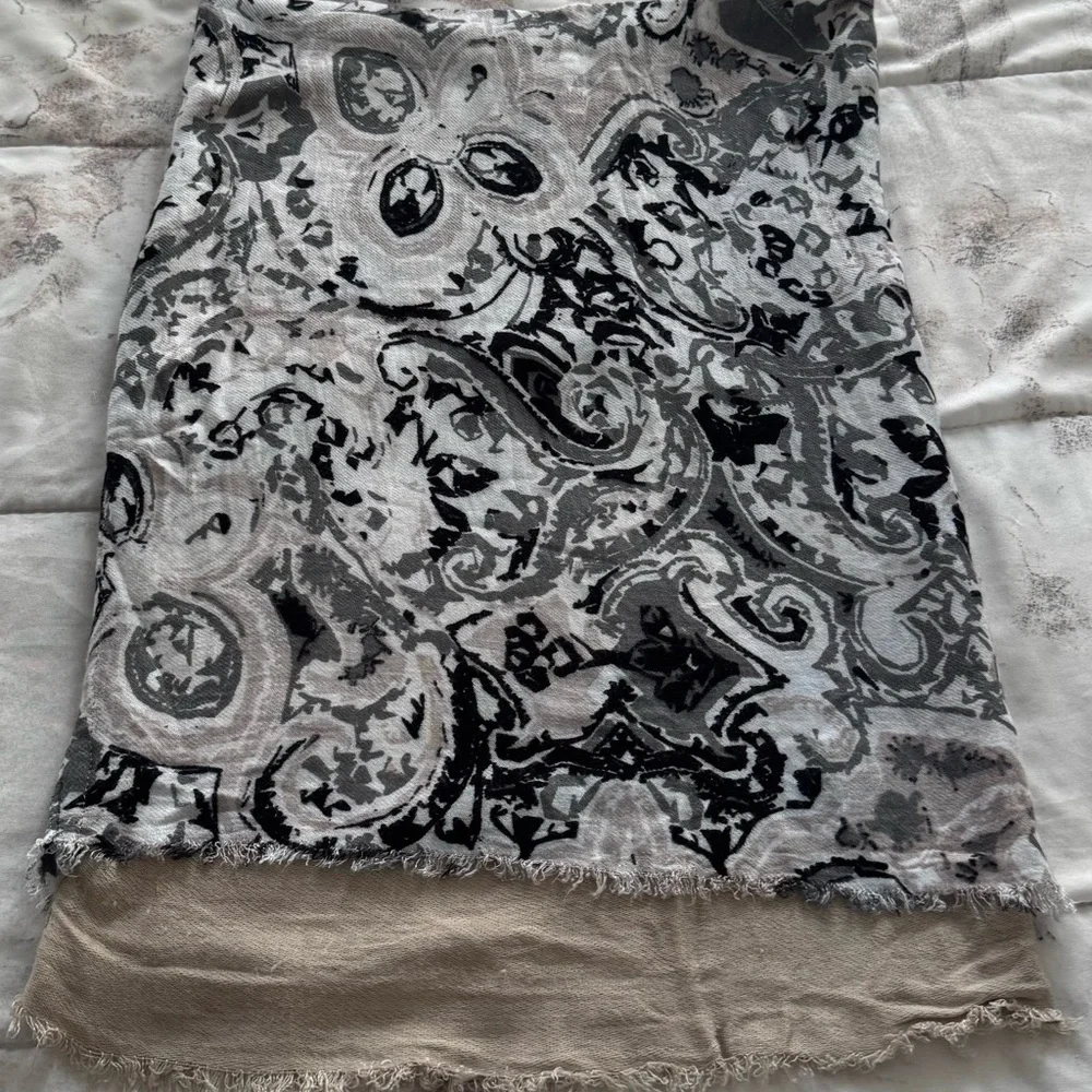 Isa & Stef Inc. floral Black and Gray lined knee length Patterned Skirt, size S
